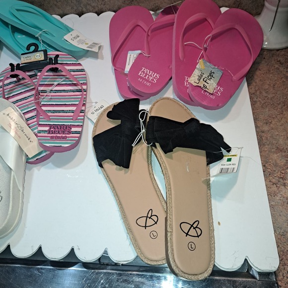 NWT- 9 Pairs of Ladies Flip-Flops & Sandals 5/6-7/8-9/10 - Picture 3 of 4
